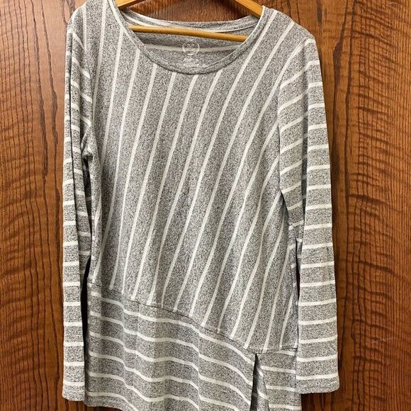 MAURICES 24/7 asymmetrical grey and white striped tunic top - Picture 5 of 5